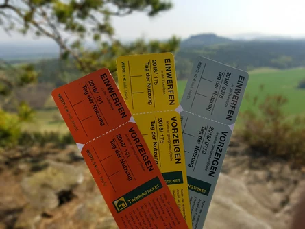 3 Trekkingtickets vor Landschaft