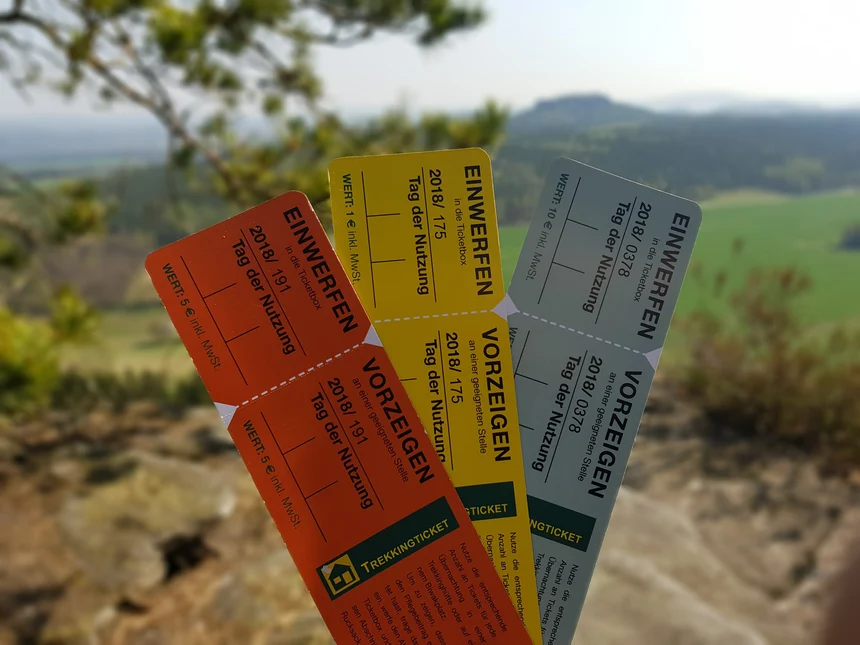 3 Trekkingtickets vor Landschaft