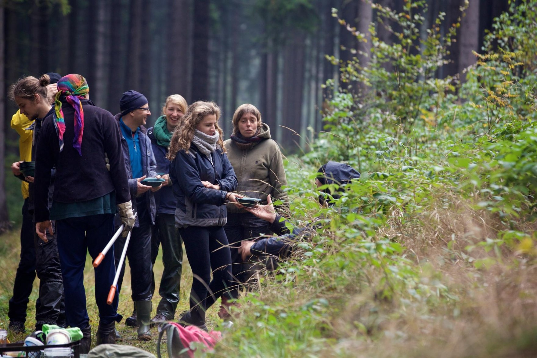 Gruppe Jugendlicher beim Bergwaldprojekt