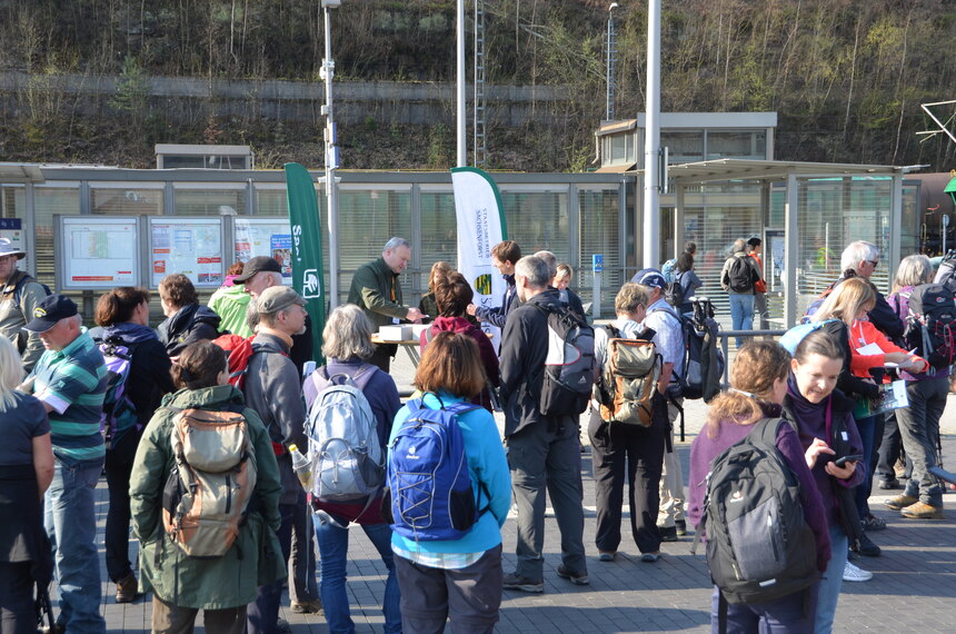 Menschengruppe am Bahnhof Bad Schandau bei der Anmeldung zu den Försterwanderungen