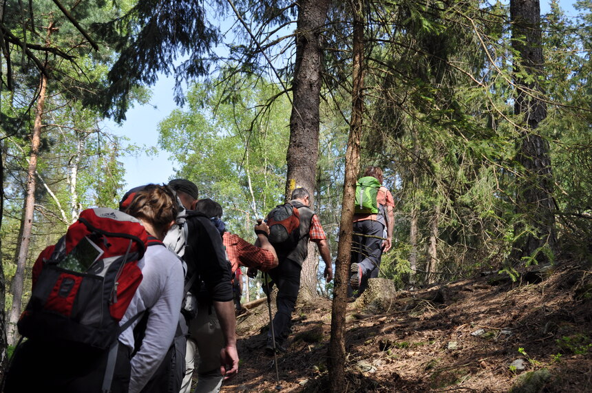 Wanderer laufen einen Berg hinauf