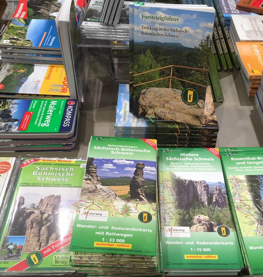 Wanderkarten und Buch zum Forststeig in Geschäftsauslage