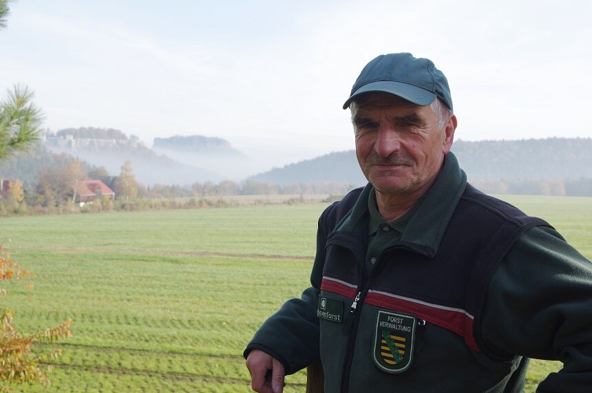 "Forststeig-Ranger" Wolfram Claus Portrait von Wolfram Claus mit Festung Königstein im Hintergrund