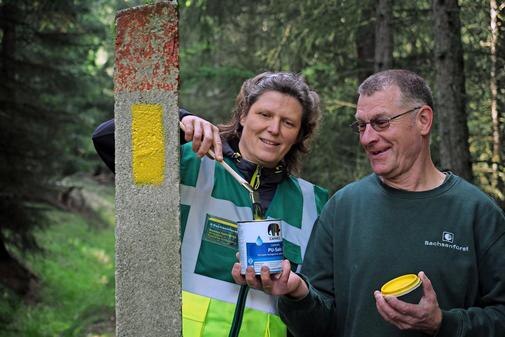 Forstarbeiter bei Markierungsarbeiten