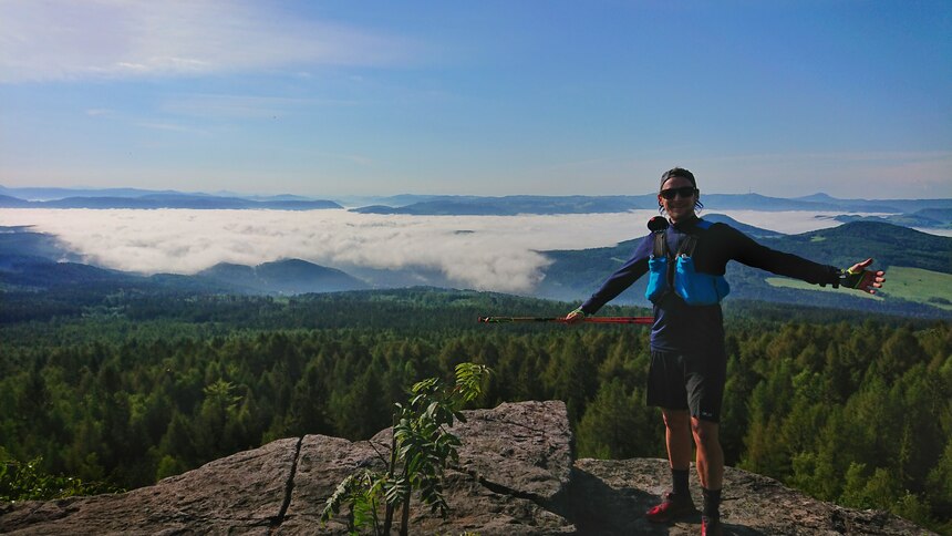Stefan Utke auf einem Bergplataeu mit Blick über Wälder
