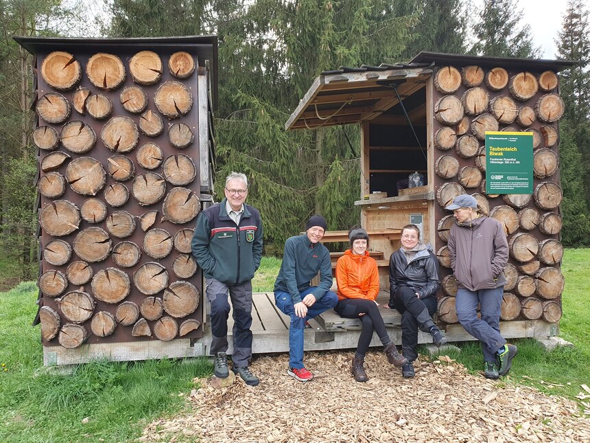 Fünf Personen an der Schutzhütte Taupenteichbiwak