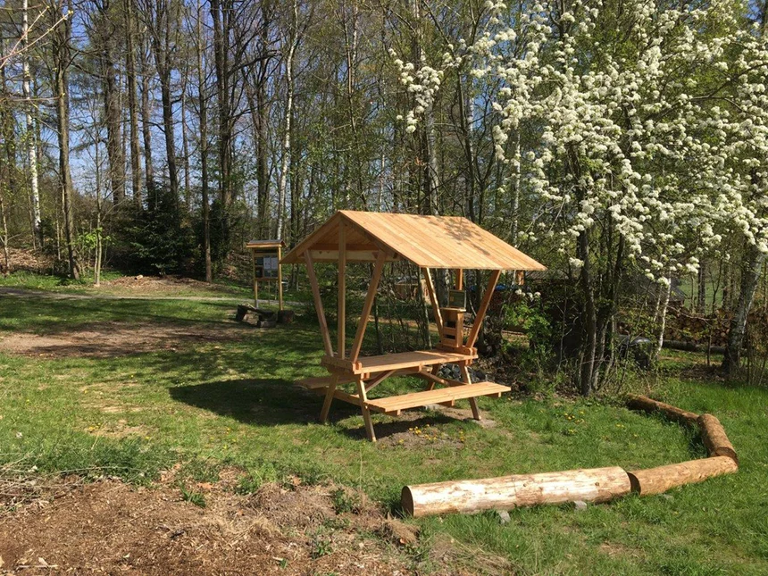 Schutzh&uuml;tte auf Wiese
